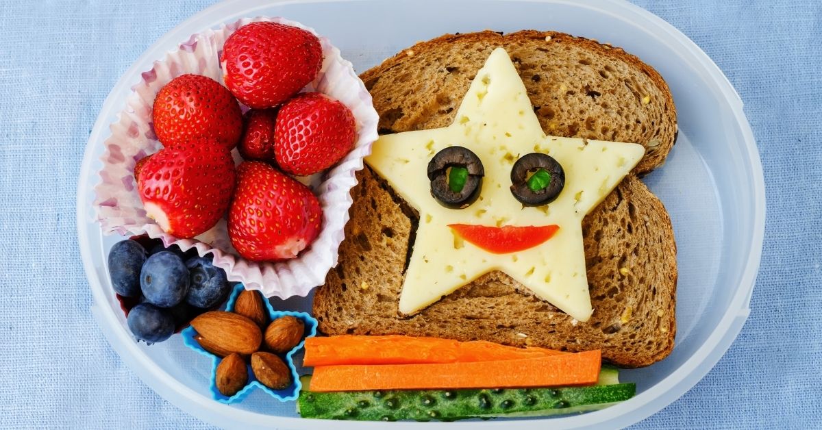 Homemade-School-Lunch-For-Kids-with-Fun-Food-Faces-Fruits-and-Vegetables