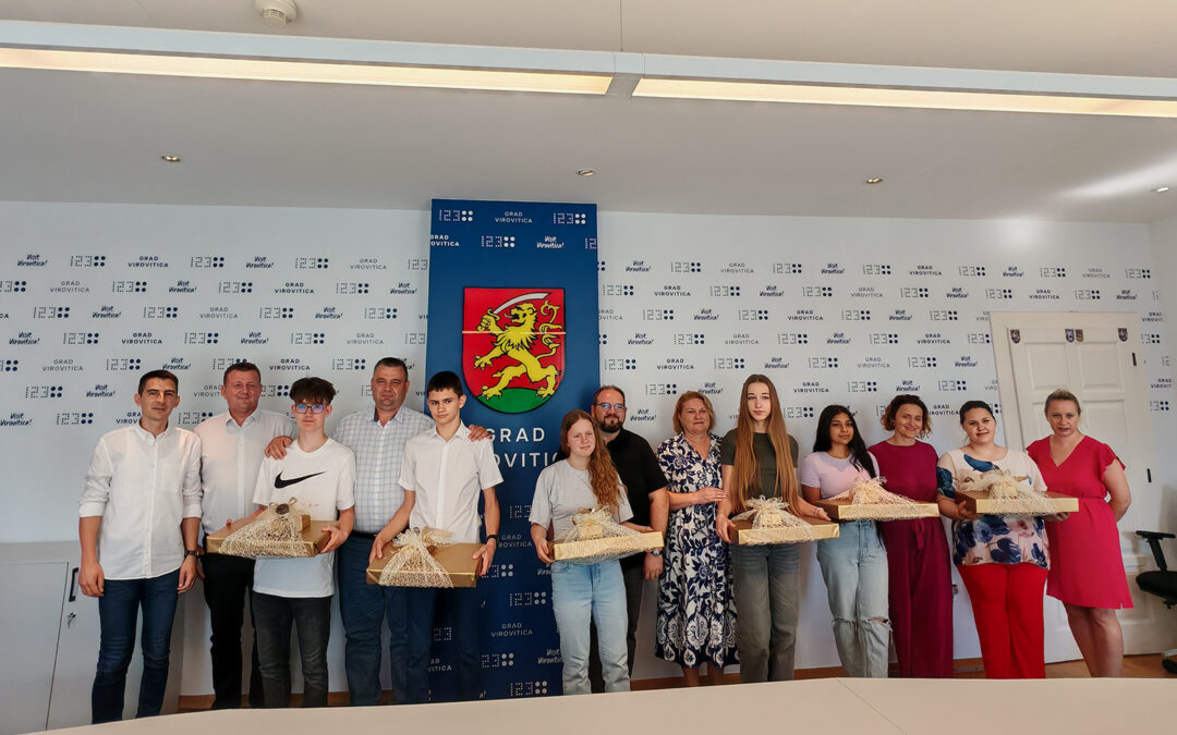 Gradonačelnik Ivica Kirin darivao laptope najboljim učenicima gradskih škola i Katoličke osnovne škole